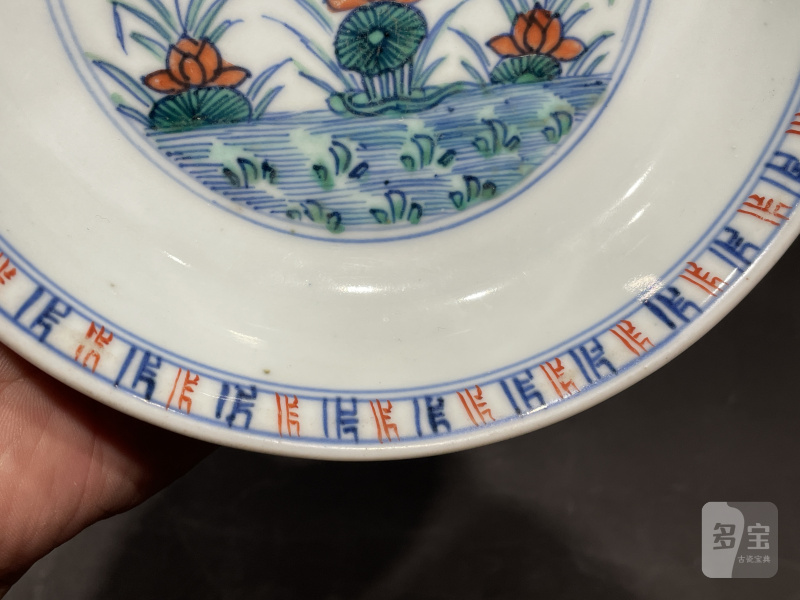 清雍正 斗彩荷塘鸳鸯图盘 - 图5